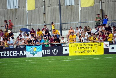 CFC-Frauen besiegen Dynamo Dresden! - 331 Zuschauerinnen und Zuschauer sahen in der "AOK PLUS Walter-Fritzsch-Akademie" das Premieren-Pflichtspiel der Frauen in der 71-jährigen Vereinsgeschichte von Dynamo Dresden. Foto: Marcus Hengst