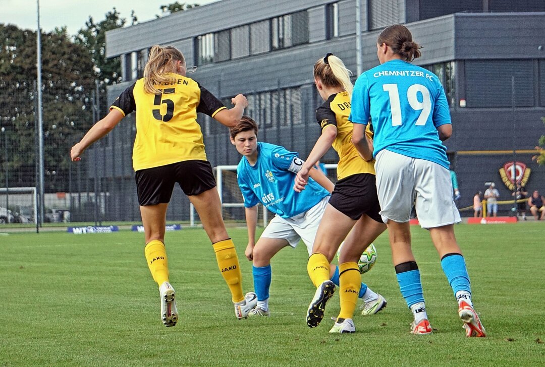 CFC-Frauen: Highlight-Spiel gegen RasenBallsport! - Die Frauen des Chemnitzer FC treffen am Sonntag im Viertelfinale im "Sachsenlotto-Landespokal" auf die zweiten Mannschaft von RasenBallsport Leipzig. Kapitänin Vanessa Oehmichen wird aufgrund einer Gelbsperre fehlen. Foto: Marcus Hengst