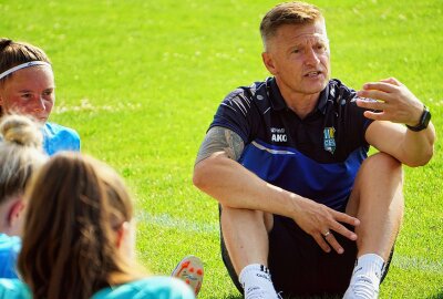 CFC-Frauen: Mit Demut zum Erfolg -  Swen Wolf ist seit der Saison 2022/23 Trainer der CFC-Frauen und möchte erneut ein gehöriges Wörtchen um den Regionalliga-Aufstieg mitreden. Foto: Marcus Hengst