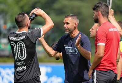 CFC gewinnt bei Hertha II! - CFC-Trainer mit taktischen Anweisungen an Mergel. Foto: Marcus Hengst