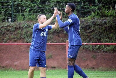 CFC gewinnt Test gegen Neukirchen! - Artur Mergel gratuliert Ephraim Eshele zu seinem Treffer. Foto: Marcus Hengst