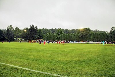 CFC gewinnt Test gegen Neukirchen! - Trotz bescheidenem Wetter kamen 450 Zuschauer auf den "Sportplatz Neukirchen". Foto: Marcus Hengst