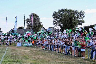 CFC meistert Sachsenpokal-Pflichtaufgabe! - Die heimischen Anhänger zeigten auf dem "Helmut-Todt-Sportplatz" an der Hauptmannsgrüner Straße eine kleine Choreografie. Foto: Marcus Hengst