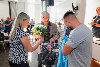 CFC-MV: Zwischen Transparenz, Zuversicht und einer Märchenstunde - Dank an Dr. Eberhard Langer. Langer, der am 26. Juni 90 Jahre alt wird, hat sich in den vielen Jahren in insgesamt 16 Ehrenämter für den Club und den Förderverein engagiert. Zuletzt war er Mitglied des bisherigen Ehrenrates.Foto: Harry Härtel