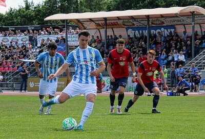 CFC: Niederlage im Eilenburger Sonnenschein! - Damer traf zwar sicher vom Punkt, am Ende musste sich der Chemnitzer FC dennoch dem FC Eilenburg mit 2:3 geschlagen geben. Foto: Marcus Hengst