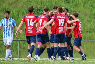 CFC: Niederlage im Eilenburger Sonnenschein! - Die FCE-Kicker bejubeln in der ersten Halbzeit den Doppelpack von Seidel. Foto: Marcus Hengst