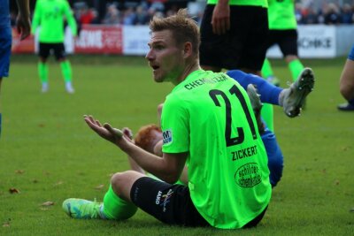 Das war echt bitter! Zickert versteht nach dem frühen Aus im "Wernesgrüner Sachsenpokal" die Fussballwelt nicht mehr. Foto: Marcus Hengst