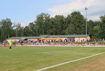 CFC schießt 15 Tore im Testspiel gegen Limbach-Oberfrohna - Im "Waldstadion" fanden sich insgesamt 453 Zuschauer ein. Foto: Marcus Hengst