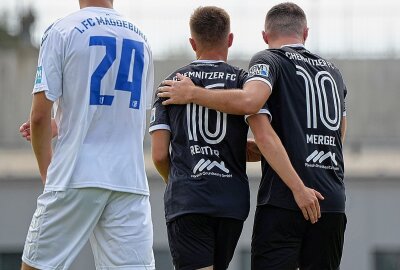 CFC schlägt FCM II mit 1:0 - Reutter auf Mergel. Der Vorlagengeber beglückwünscht den Totschützen zum 1:0. Foto: Marcus Hengst