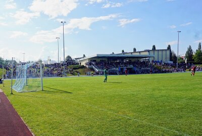 CFC: Sommerlicher Saisonausklang am Schwanenteich - - Im "Stadion Am Schwanenteich" fanden sich bei bestem Fußballwetter 1.380 Zuschauer ein. Foto: Marcus Hengst