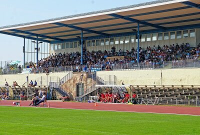 CFC-U19: 1. FC Köln eine Nummer zu groß - Bei beachtlichem Wetter waren im "Sportforum" 407 Zuschauern zugegen. Foto: Marcus Hengst