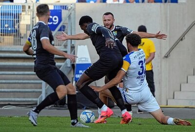 CFC verliert knapp beim Spitzenreiter! - Eshele, der von Beginn an spielte, hatte zwei gute Gelegenheiten, um einen Treffer zu erzielen. Foto: Marcus Hengst