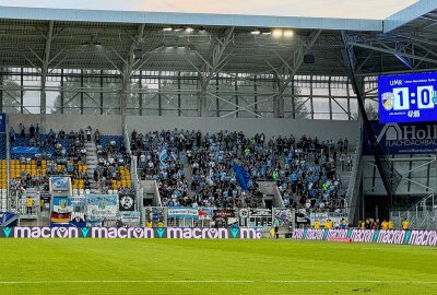 CFC verliert knapp beim Spitzenreiter! - Aus Chemnitz waren an diesem Mittwochabend 500 Fans angereist. Foto: Marcus Hengst