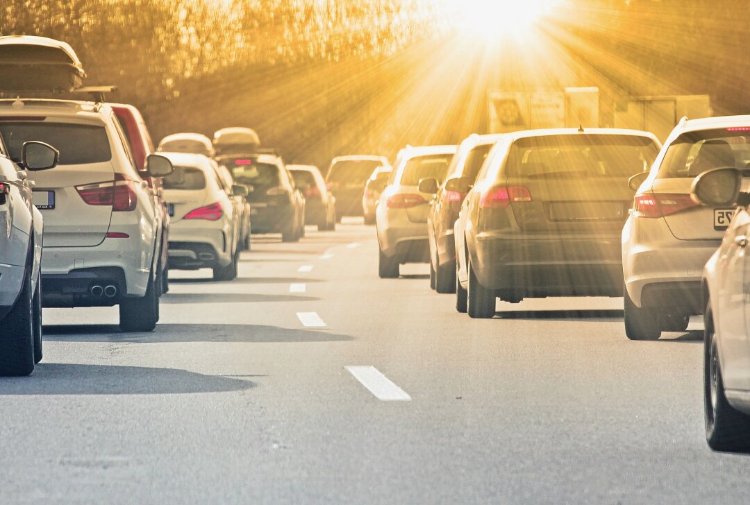 Chaos auf den Autobahnen: ADAC warnt vor erhöhter Staugefahr am Wochenende - Für das kommende Wochenende sagt der ADAC eine hohe Staugefahr voraus. Symbolbild. Foto: Adobe Stock