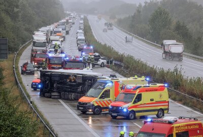 Chaos-Tag auf der A4: Zwei Unfälle, umgekiptter LKW, drei Verletzte und Vollsperrungen - Am Dienstagmorgen gegen 8.10 Uhr kam es auf der A4 bei Glauchau zu einem Verkehrsunfall. Foto: Andreas Kretschel