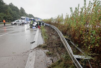 Chaos-Tag auf der A4: Zwei Unfälle, umgekiptter LKW, drei Verletzte und Vollsperrungen - Am Dienstagmorgen gegen 8.10 Uhr kam es auf der A4 bei Glauchau zu einem Verkehrsunfall. Foto: Andreas Kretschel