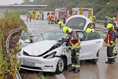 Chaos-Tag auf der A4: Zwei Unfälle, umgekiptter LKW, drei Verletzte und Vollsperrungen - Am Dienstagmorgen gegen 8.10 Uhr kam es auf der A4 bei Glauchau zu einem Verkehrsunfall. Foto: Andreas Kretschel