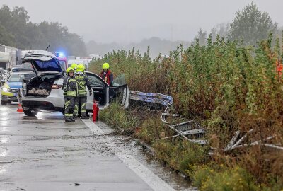 Chaos-Tag auf der A4: Zwei Unfälle, umgekiptter LKW, drei Verletzte und Vollsperrungen - Am Dienstagmorgen gegen 8.10 Uhr kam es auf der A4 bei Glauchau zu einem Verkehrsunfall. Foto: Andreas Kretschel