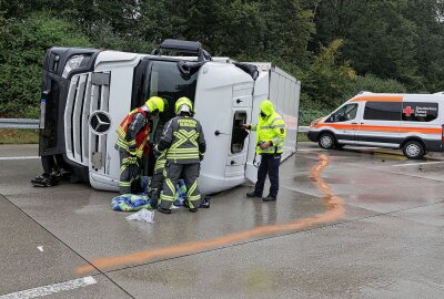 Chaos-Tag auf der A4: Zwei Unfälle, umgekiptter LKW, drei Verletzte und Vollsperrungen - Am Dienstagmorgen gegen 8.10 Uhr kam es auf der A4 bei Glauchau zu einem Verkehrsunfall. Foto: Andreas Kretschel