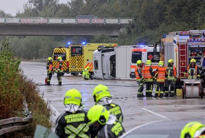 Chaos-Tag auf der A4: Zwei Unfälle, umgekiptter LKW, drei Verletzte und Vollsperrungen - Am Dienstagmorgen gegen 8.10 Uhr kam es auf der A4 bei Glauchau zu einem Verkehrsunfall. Foto: Andreas Kretschel