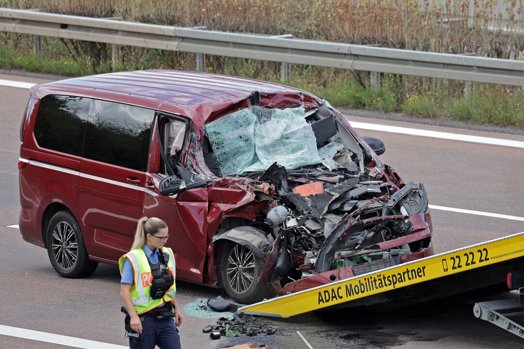 Chaos-Tag auf der A4: Zwei Unfälle, umgekiptter LKW, drei Verletzte und Vollsperrungen - In den Mittagsstunden kam es gegen 12.40 Uhr im Rückstau auf der A 4 in Richtung Dresden zu einem weiteren Unfall.