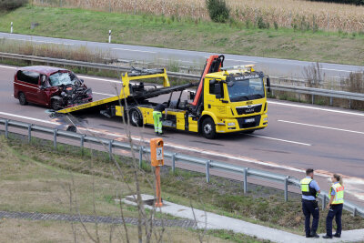 Chaos-Tag auf der A4: Zwei Unfälle, umgekiptter LKW, drei Verletzte und Vollsperrungen - In den Mittagsstunden kam es gegen 12.40 Uhr im Rückstau auf der A 4 in Richtung Dresden zu einem weiteren Unfall.