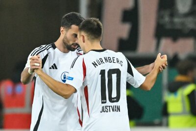 Chaves köpft Hoffenheim gegen Nürnberg ins Achtelfinale - Die Nürnberger jubeln über den Ausgleich.