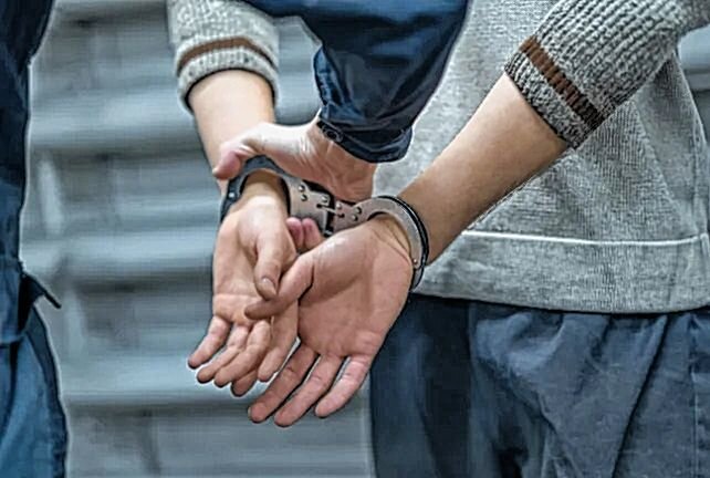 Chemnitz: 26-Jähriger nach Ladendiebstahl festgenommen - Zum Zwecke des beschleunigten Verfahrens ist gestern ein mutmaßlicher 26-jähriger Ladendieb durch Beamte des Polizeireviers Chemnitz-Nordost festgenommen worden. Foto: Adobe Stock