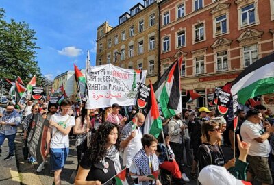 Chemnitz: Demonstration für Palästina zieht durch die Stadt - Am Samstagnachmittag hatte die Chemnitzer Initiative "Chemnitz für Palästina zu einer Demo aufgerufen. Foto: Harry Härtel