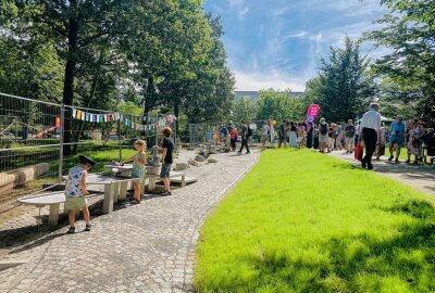 Chemnitz feiert 50 Jahre Fritz-Heckert mit buntem Programm und Einweihungen - Der erste Wasserspielplatz in Chemnitz wurde eingeweiht. Foto: Steffi Hofmann