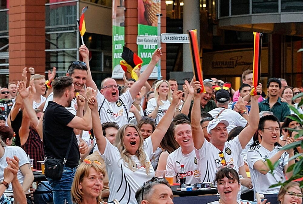 Chemnitz feiert EM-Viertelfinaleinzug: Tausende Fans beim Public Viewing - Fans jubeln beim Public Viewing des Achtelfinals Deutschland gegen Dänemark bei der Fußball-EM 2024 in der Chemnitzer City. Foto: Harry Härtel