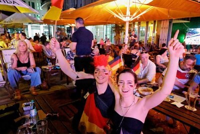 Chemnitz feiert EM-Viertelfinaleinzug: Tausende Fans beim Public Viewing - Gemeinschaft erleben: Tausende verfolgen gebannt den 2:0 Sieg Deutschlands über Dänemark in der Inneren Klosterstraße. Foto: Harry Härtel