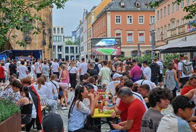 Chemnitz feiert EM-Viertelfinaleinzug: Tausende Fans beim Public Viewing - Genuss und Spannung vereint: Fußballfans in Chemnitz erleben ein unvergessliches Public Viewing mit exzellenter Gastronomie. Foto: Harry Härtel