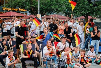 Chemnitz feiert EM-Viertelfinaleinzug: Tausende Fans beim Public Viewing - Fans jubeln beim Public Viewing des Achtelfinals Deutschland gegen Dänemark bei der Fußball-EM 2024 in der Chemnitzer City. Foto: Harry Härtel