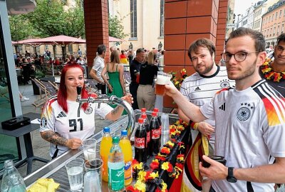 Chemnitz feiert EM-Viertelfinaleinzug: Tausende Fans beim Public Viewing - Genuss und Spannung vereint: Fußballfans in Chemnitz erleben ein unvergessliches Public Viewing mit exzellenter Gastronomie. Foto: Harry Härtel