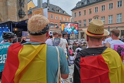 Chemnitz feiert EM-Viertelfinaleinzug: Tausende Fans beim Public Viewing - Ein Abend voller Spannung und Freude: Fußballbegeisterte genießen das Public Viewing des EM-Spiels in der Inneren Klosterstraße. Foto: Harry Härtel