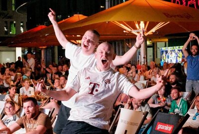 Chemnitz feiert EM-Viertelfinaleinzug: Tausende Fans beim Public Viewing - Fans jubeln beim Public Viewing des Achtelfinals Deutschland gegen Dänemark bei der Fußball-EM 2024 in der Chemnitzer City. Foto: Harry Härtel