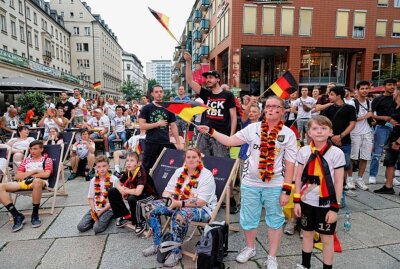 Chemnitz feiert EM-Viertelfinaleinzug: Tausende Fans beim Public Viewing - Gemeinschaft erleben: Tausende verfolgen gebannt den 2:0 Sieg Deutschlands über Dänemark in der Inneren Klosterstraße. Foto: Harry Härtel