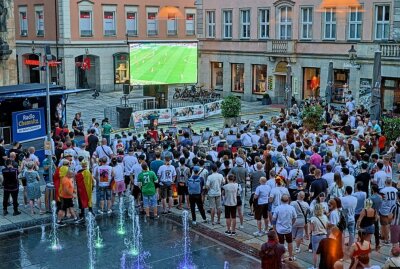 Chemnitz feiert EM-Viertelfinaleinzug: Tausende Fans beim Public Viewing - Gemeinschaft erleben: Tausende verfolgen gebannt den 2:0 Sieg Deutschlands über Dänemark in der Inneren Klosterstraße. Foto: Harry Härtel