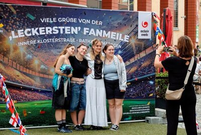 Chemnitz feiert EM-Viertelfinaleinzug: Tausende Fans beim Public Viewing - Ein Abend voller Spannung und Freude: Fußballbegeisterte genießen das Public Viewing des EM-Spiels in der Inneren Klosterstraße. Foto: Harry Härtel