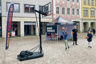 Chemnitz feiert Riesen-Kinderfest - Korbanlage beim Charlie Kinderfest: Trainiere wie ein echtes Basketballtalent. Foto: Steffi Hofmann