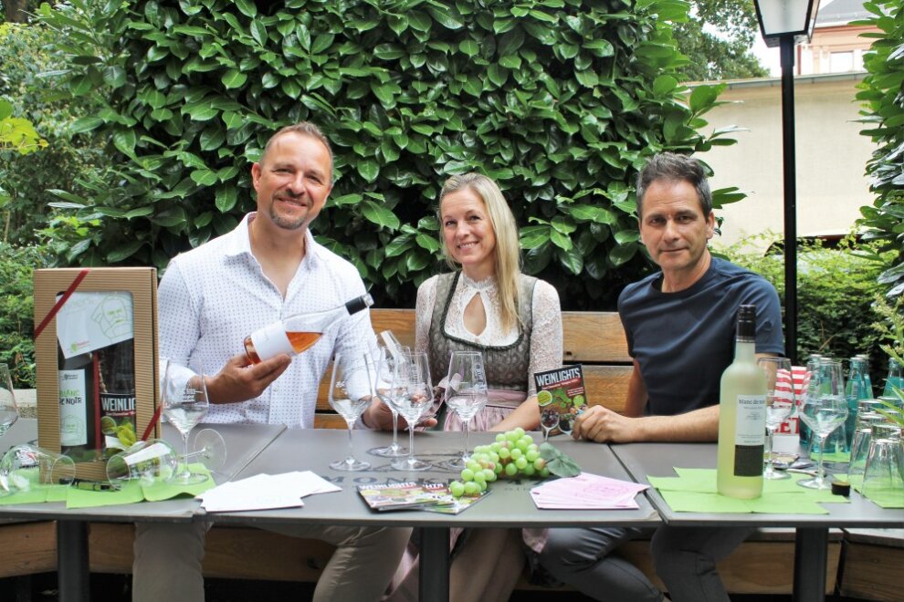 Chemnitz hebt das Glas: Längste Weinfest Sachsens gestartet - Das Weindorf 2023 läuft vom 21. Juli bis 13. August in der Innenstadt. Im Bild: Andre Gruhle (l., SEG Unternehmensgruppe), Katrin Reichelt (SEG Unternehmensgruppe), Sven Hertwig (r., Exclusiv Events)