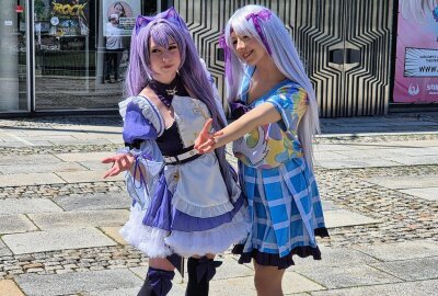 Chemnitz im Anime und Manga Fieber: So wird die ShiroCo 2024 - Die Cosplayerin Bibi Nyan im Geshin Kostüm, daneben eine Cosplayerin im ShiroCo-Outfit. Foto: Josephine Riedel