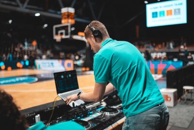 Chemnitz' neuer DJ-Star: Wie ein Nachwuchstalent die Niners und Sachsens Clubszene aufmischt - Bei jedem Heimspiel legt Philipp in der Messe Chemnitz in den Spielpausen auf.