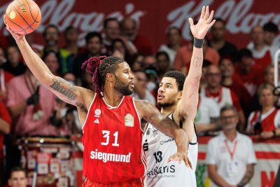 Chemnitz scheidet im Pokal-Achtelfinale aus - Oliver Nkamhoua (rechts) konnte trotz seiner 12 Punkte das Ausscheiden aus dem Pokal nicht verhindern.