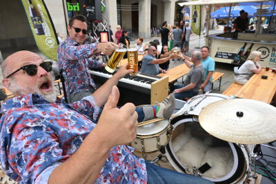 Chemnitz stößt an: Brauereimarkt lädt bis Sonntag in die City ein - Auch für die musikalische Unterhaltung ist an allen Tagen gesorgt. Impressionen vom Mittwochabend.