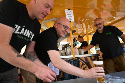 Chemnitz stößt an: Brauereimarkt lädt bis Sonntag in die City ein - OB Sven Schulze unterstützte das Team vom City Pub beim Bierzapfen. Impressionen vom Mittwochabend.