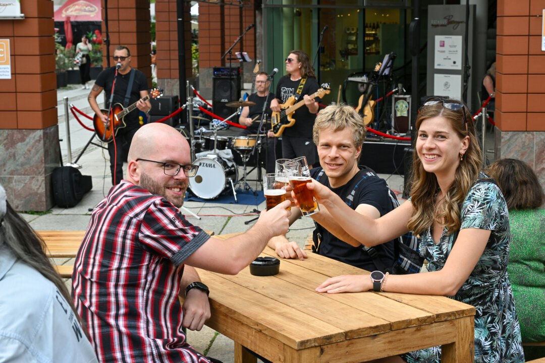 Chemnitz stößt an: Brauereimarkt lädt bis Sonntag in die City ein - Chemnitz stößt an. Der 6. Brauereimarkt ist eröffnet. Impressionen vom Mittwochabend.