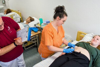 Chemnitzer Auszubildende überzeugt bei der Berufe-WM - Anna Telle bereitete sich im Bildungszentrum für Gesundheitsfachberufe intensiv auf die World Skills in Lyon vor. Foto: Rico Hinkel