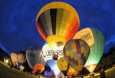 Chemnitzer Ballonfest: Glühende Riesen steigen in den Himmel - Eines der Highlights am Festwochenende ist das traditionelle "Ballonglühen". Foto: Andreas Seidel/Archiv